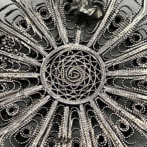 ANTIQUE STERLING SILVER FILIGREE ROUND FLORAL PENDANT ON 20” SNAKE CHAIN - Picture 7 of 9